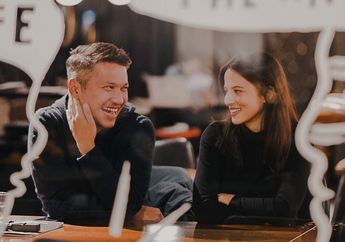 Bak Sepasang Kekasih yang Sedang Jatuh Cinta, Gading Marten Tak Ragu Pamerkan Kemesraan Bareng Juria Hartmans di Jalanan Kota London