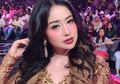 Panen dan Panjat Pohon Mangga Sendiri, Dewi Perssik Langsung Curi Perhatian!