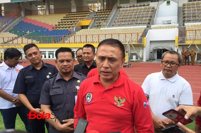 Ketua Umum PSSI, Mochamad Iriawan alias Iwan Bule, memberikan keterangan kepada wartawan ketika meninjau Stadion Pakansari, Bogor.
