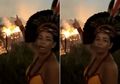 Tangisan Wanita Suku Asli Brasil yang Saksikan Hutan Amazon Terbakar di Belakangnya