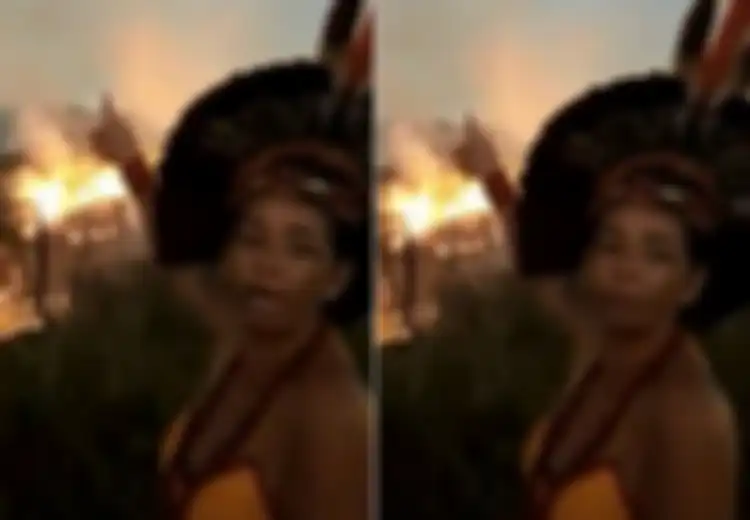 Tangisan Wanita Suku Asli Brasil yang Saksikan Hutan Amazon Terbakar di Belakangnya