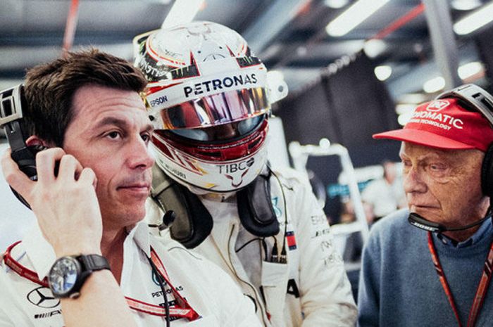  Bos tim F1 Mercedes, Toto Wolff (kiri) tampak sedang berdiskusi dengan pebalapnya Lewis Hamilton 