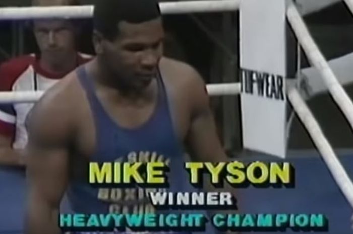 Mike Tyson pada usia 15 tahun kala memenangi Olimpiade Junior 1981.