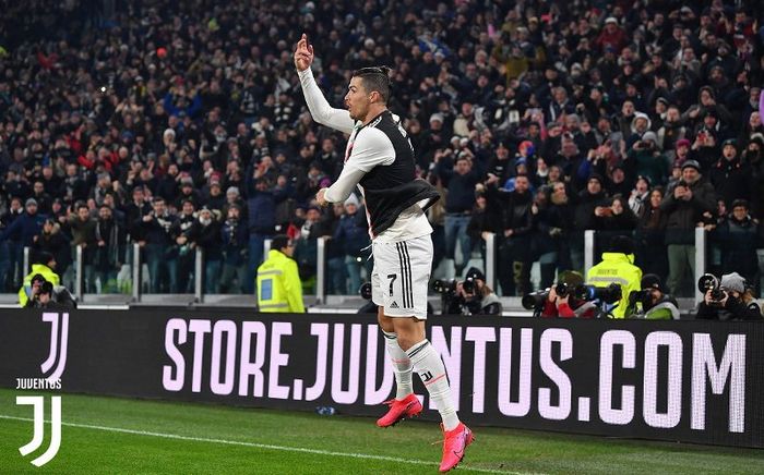 Megabintang Juventus, Cristiano Ronaldo, melakukan selebrasi seusai menjebol gawang AS Roma pada perempat final Coppa Italia, Rabu (22/1/2020).