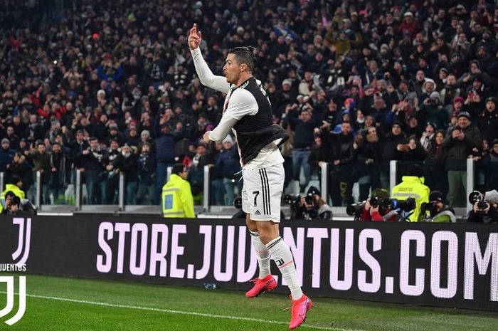Megabintang Juventus, Cristiano Ronaldo, meakukan selebrasi seusai menjebol gawang AS Roma pada perempat final Coppa Italia, Rabu (22/1/2020).