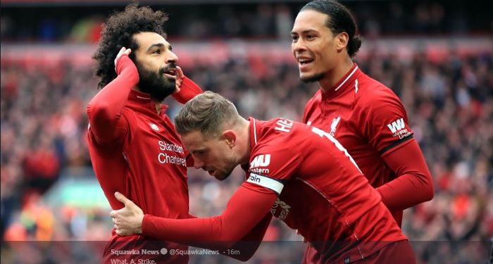 Winger Liverpool, Mohamed Salah (kiri), merayakan golnya bersama Jordan Henderson dan Virgil van Dijk, dalam laga pekan ke-34 Liga Inggris kontra Chelsea di Stadion Anfield, 14/4/2019