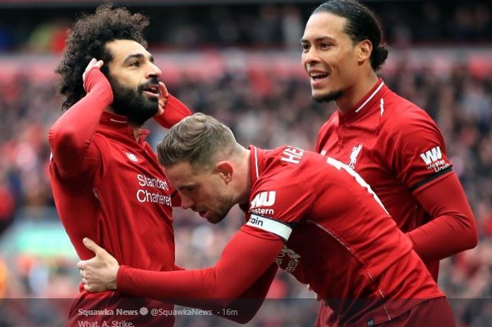 Winger Liverpool, Mohamed Salah (kiri), merayakan golnya bersama Jordan Henderson dan Virgil van Dijk, dalam laga pekan ke-34 Liga Inggris kontra Chelsea di Stadion Anfield, 14/4/2019