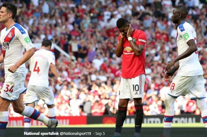 Penyerang muda Manchester United, Marcus Rashford, tampak kecewa setelah gagal mengeksekusi tendangan penalti kala timnya takluk 1-2 dari Crystal Palace pada pertandingan Liga Inggris pekan ke-3 di Stadion Old Trafford, Sabtu (24/8/2019). 
