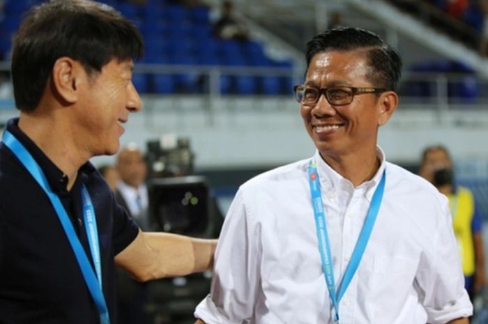 Pelatih Timnas U-23 Vietnam Hoang Anh Tuan (kanan) berbincang santai dengan Shin Tae-yong dalam final Piala AFF U-23 2023 di Rayong, Thailand, 26 Agustus 2023.