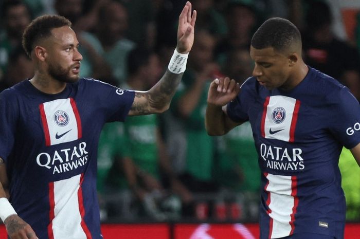 Dua penyerang Paris Saint-Germain, Neymar dan Kylian Mbappe, merayakan gol ke gawang Maccabi Haifa dalam laga Grup H Liga Champions di Stadion Sammy Ofer, 14 September 2022.