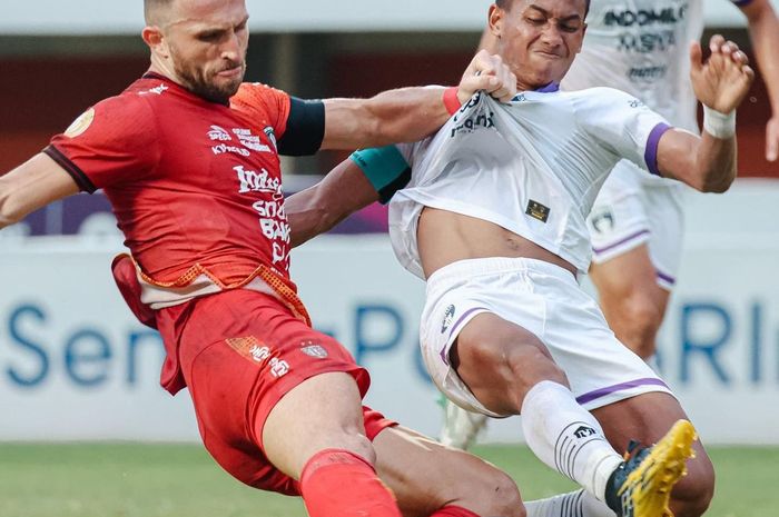 Ilija Spasojevic sedang berebut bola dengan Muhammad Toha dalam pertandingan pekan ke-29 Liga 1 2022-2023 antara Bali United dan Persita Tangerang.