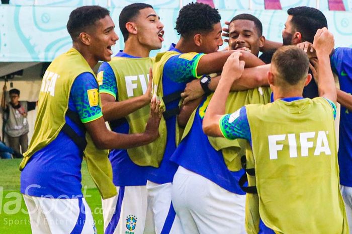 Selebrasi gol keduaTimnas U-17 Brasil, saat menghadapi perlawanan Ekuador pada babak kedua 16 besar Piala Dunia U-17 2023 di Stadion Manahan, Surakarta, Senin (20/11/2023).