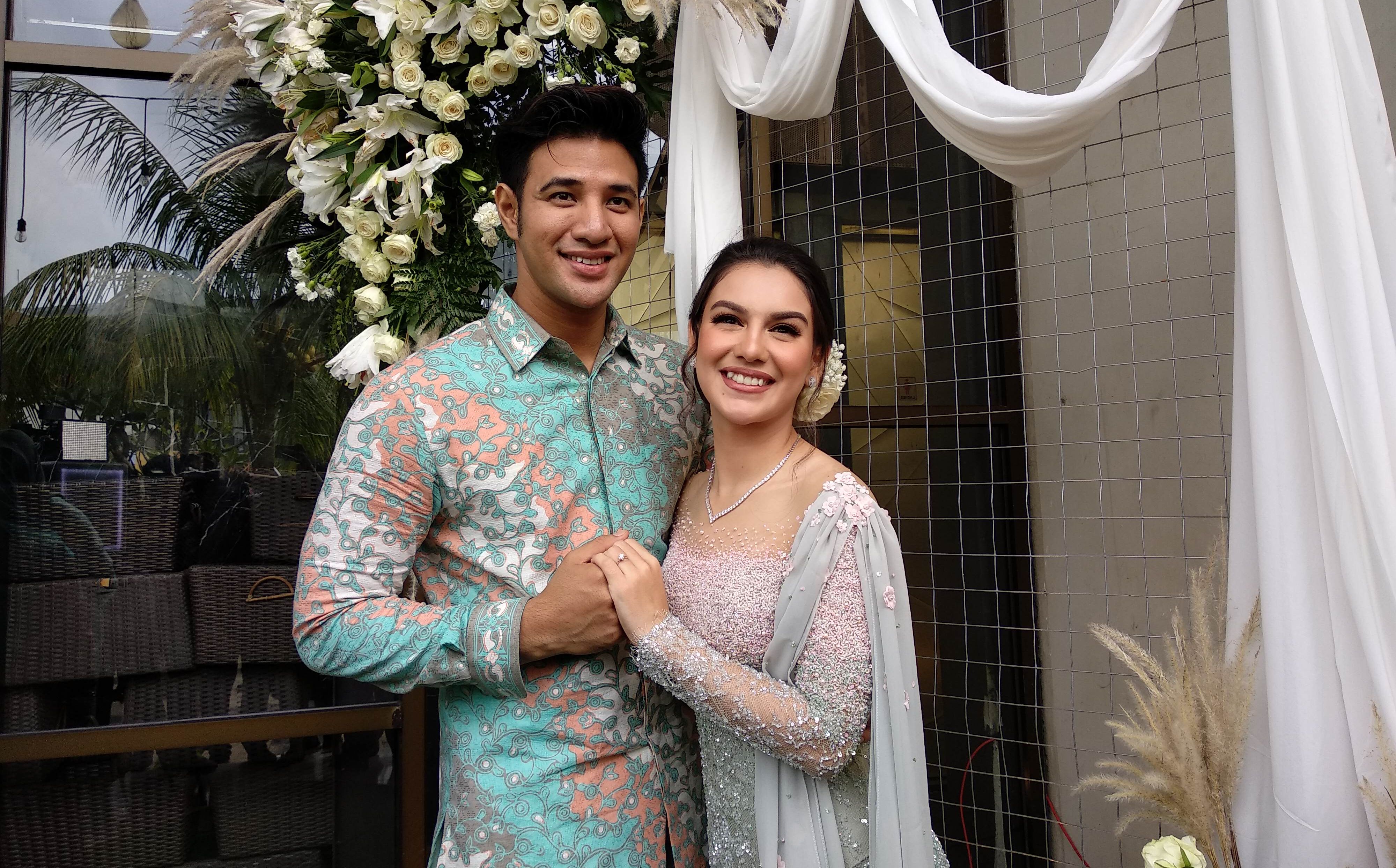 Intip 7 Potret Pertunangan Irish Bella dan Ammar Zoni Super Romantis dan Sukses Bikin Baper Semua Halaman Grid ID