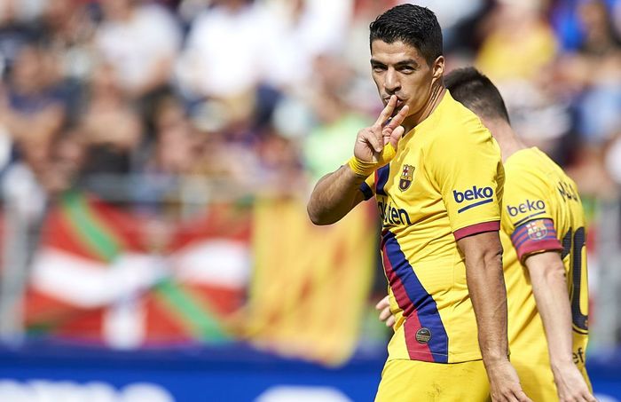 Penyerang Barcelona, Luis Suarez, merayakan gol saat timnya menang atas Eibar pada Sabtu (19/10/2019).