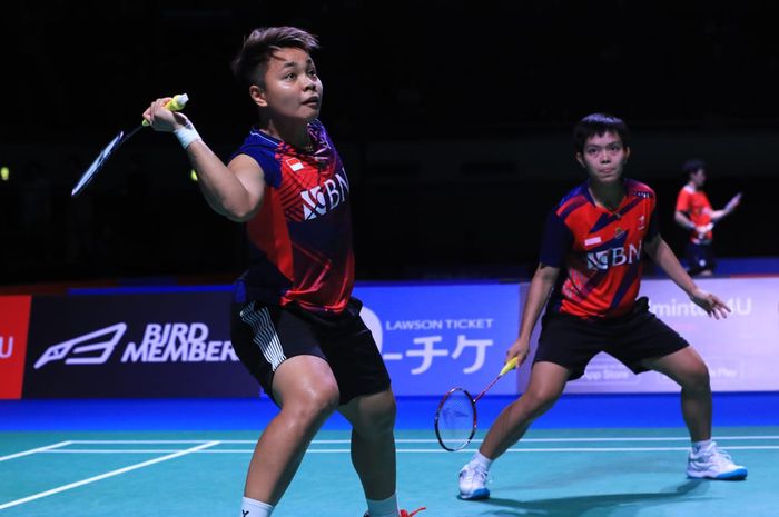 Pasangan ganda putri Indonesia, Apriyani Rahayu/Siti Fadia Silva Ramadhanti, dalam penampilan babak pertama Japan Open 2022 di Osaka, Jepang, Selasa (30/8/2022).