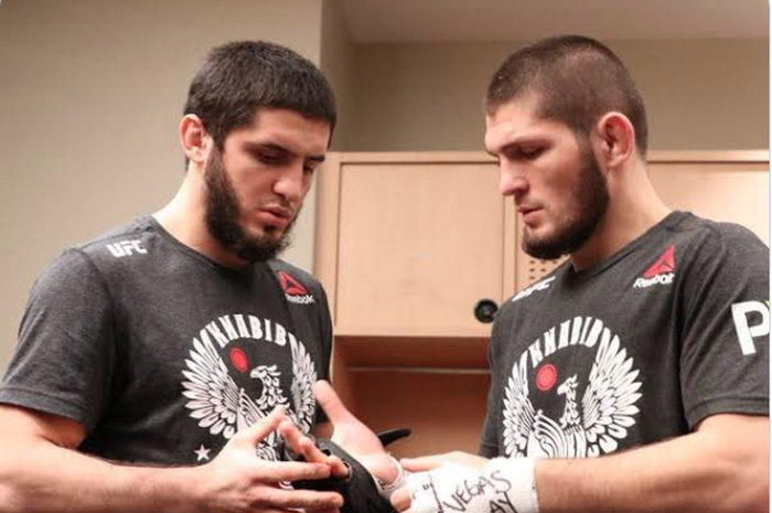 Islam Makhachev (kiri) mampu mengalahkan  Khabib  Nurmagomedov di sesi sparing.