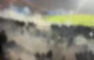 kepulan asap dari gas air mata yang memenuhi tribun stadion Kanjuruhan Malang