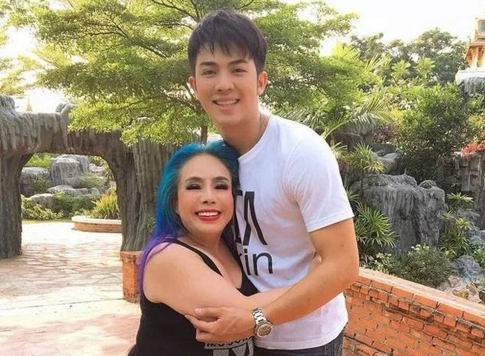 Wanita 60 tahun Leena Jung bersama salah satu berondongnya.