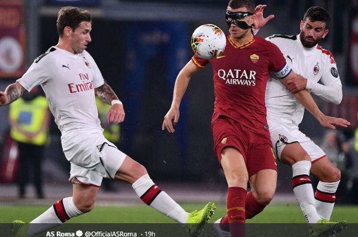 Penyerang AS Roma, Edin Dzeko, diapit dua pemain AC Milan yakni Lucas Biglia dan Mateo Mussachio pada pertandingan pekan ke-9 LIga Italia 2019-2020, Minggu (27/10/2019).