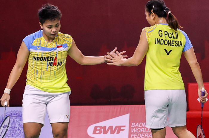 Pasangan ganda putri Indonesia, Greysia Polii/Apriyani Rahayu (kiri), memenangi pertandingan babak pertama Thailand Open I 2021 di Impact Arena, Bangkok, Thailand, 13 Januari 2021.