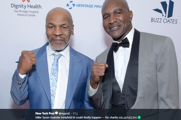 Mike Tyson (kiri) dan Evander Holyfield (kanan).