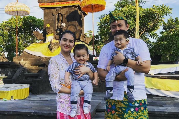 Kadek Devi bersama suami dan anak kembarnya