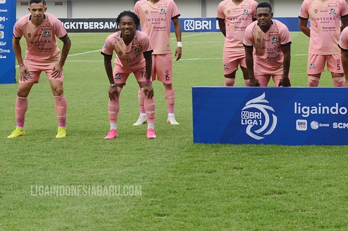Ronaldo Kwateh (dua dari kiri) saat debut bersama Madura United di Liga 1 2021 melawan tira Persikabo, Jumat (3/9/2021).