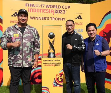 Ketua Umum PSSI, Erick Thohir, Menpora Dito Ariotedjo, dan Wali Kota Surabaya, Eri Cahyadi, saat menghadiri acara Trophy Experience Piala Dunia U-17, Minggu (29/10/2023).