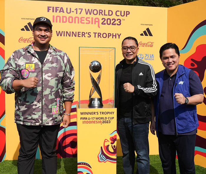 Ketua Umum PSSI, Erick Thohir, Menpora Dito Ariotedjo, dan Wali Kota Surabaya, Eri Cahyadi, saat menghadiri acara Trophy Experience Piala Dunia U-17, Minggu (29/10/2023). 
