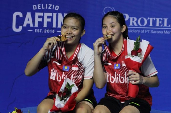 Pasangan ganda putri Indonesia, Siti Fadia Silva Ranadhanti/Ribka Sugiarto, berpose setelah memenangi Indonesia Masters 2019 Super 100 di GOR Ken Arok, Malang, Minggu (6/10/2019).