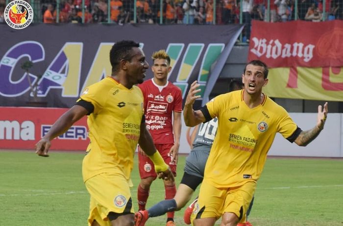 Pemain Semen Padang, Mariando Uropmabin merayakan golnya ke gawang Persija Jakarta, Rabu (16/10/2019).