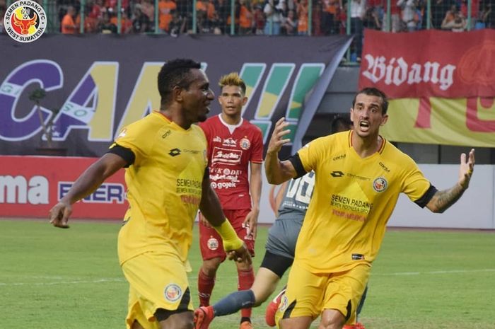 Pemain Semen Padang, Mariando Uropmabin merayakan golnya ke gawang Persija Jakarta, Rabu (16/10/2019).