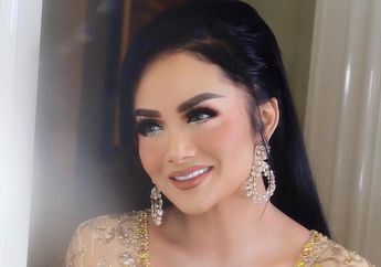 Haru dan Bahagia Dilantik Jadi Anggota DPR RI, Krisdayanti Langsung Cium dan Bersimpuh di Kaki Ibundanya: We Did It!