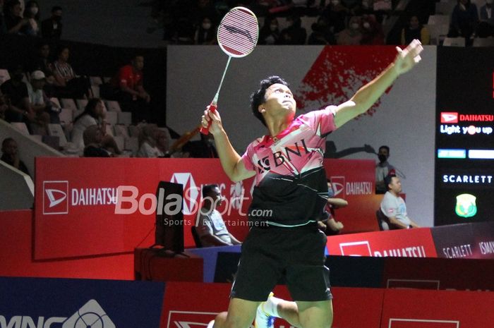 Tunggal putra Indonesia, Anthony Sinisuka Ginting, saat tampil melawan Lee Cheuk Yiu (Hong Kong) pada babak pertama Indonesia Masters 2023 di Istora Senayan, Jakarta, Rabu (23/1/2023).