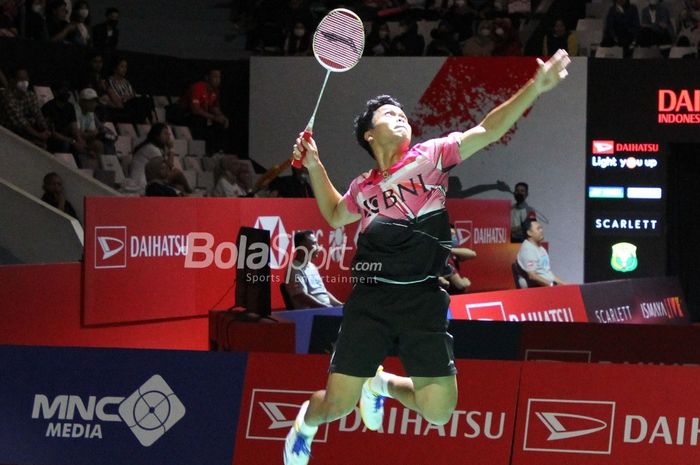 Tunggal putra Indonesia, Anthony Sinisuka Ginting, saat tampil melawan Lee Cheuk Yiu (Hong Kong) pada babak pertama Indonesia Masters 2023 di Istora Senayan, Jakarta, Rabu (23/1/2023).