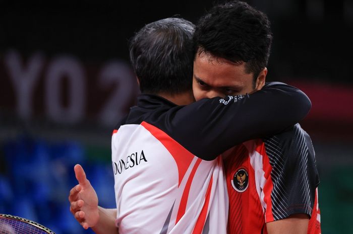 Pebulu tangkis tunggal putra Indonesia, Anthony Sinisuka Ginting, memeluk sang pelatih, Hendry Saputra, usai memastikan kemenangan atas Anders Antonsen pada babak perempat final Olimpiade Tokyo 2020 di Musashino Forest Sport Plaza, Tokyo, Jepang, Sabtu (31/7/2021).