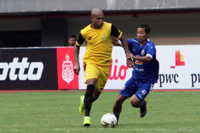 Pertandingan Bhayangkara FC vs Arema FC di Stadion Patriot Chandrabhaga, Kota Bekasi, Sabtu (30/3/2019).