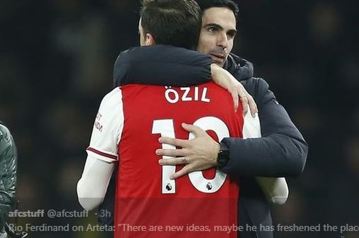 Mikel Arteta memeluk Mesut Oezil dalam pertandingan Arsenal vs Manchester United di Stadion Emirates, London, 1 Januari 2020.