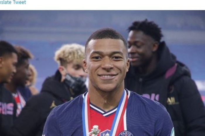 Striker PSG, Kylian Mbappe, mengangkat trofi Coupe de France 2021.