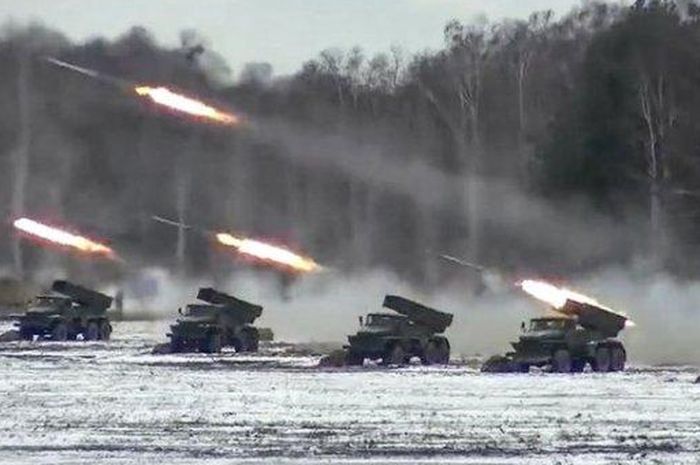 Foto dari video yang dirilis Kementerian Pertahanan Rusia pada Jumat (4/2/2022) menunjukkan sejumlah kendaraan peluncur roket menembak dalam latihan militer bersama Belarus dan Rusia di Brestsky. 