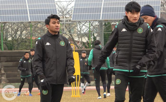 Asnawi Mangkualam yang merupakan sahabat Nurhidayat telah tiba di Pula Jeju untuk menyusul rekan-rekannya di Ansan Greeners melakukan pemusatan latihan pada Kamis (18/2/2021) sore waktu setempat.