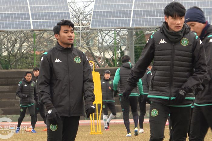 Pemain muda Indonesia, Asnawi Mangkualam telah tiba di Pula Jeju untuk menyusul rekan-rekannya di Ansan Greeners melakukan pemusatan latihan pada Kamis (18/2/2021) sore waktu setempat.