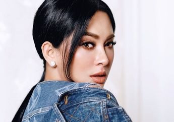 Tajirnya Bikin Pusing! Syahrini Pamerkan Salat Tarawih di Jepang Pakai Sajadah Bertabur Kristal Swarovski, Intip Potretnya