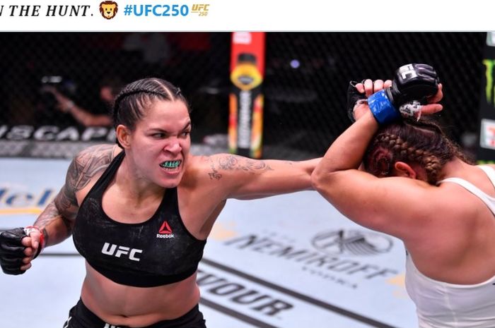Ratu sejagat, Amanda Nunes (kiri) kala menghukum, Felicia Spencer (kanan) pada UFC 250 silam (7/6/2020).