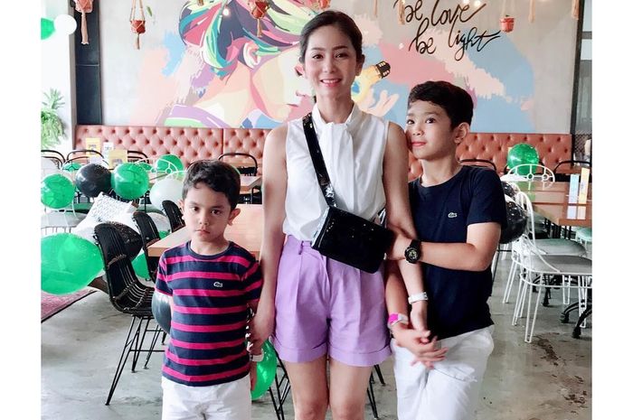 Satu Per Satu Berjalan Tinggalkan Kawasan Tempat Tinggal 