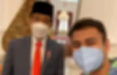 Usai menjalani vaksinasi Covid-19 tahap kedua, Raffi Ahmad mengunggah foto kebersamaannya dengan Presiden Joko Widodo.