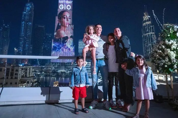Cristiano Ronaldo dan keluarganya berpose di depan menara Burj Khalifa di Dubai yang menampilkan ucapan selamat ulang tahun untuk sang kekasih, Georgina Rodriguez.