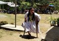 Siswi yang Berjalan Sejauh 4 Km dengan Satu Kaki untuk Sekolah Itu Akhirnya Lulus dengan Gemilang