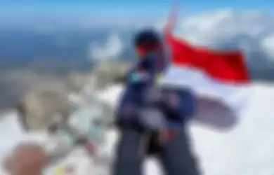 Pendaki muda berusia 16 tahun, Khansa Syahlaa, berhasil kibarkan bendera Merah Putih di puncak Gunung Elbrus, Rusia.