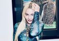 Rayakan Ulang Tahun ke-63, Madonna Cium Berondong 27 Tahun, Netizen Salfok Padahal Wajahnya Awet Muda: Tangan Nggak Bisa Bohong!